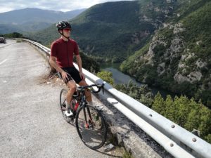 Road cyclist in front of Velvedos river